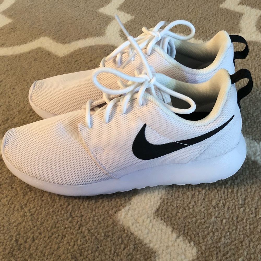 Women’s Size 6 White Nike Roshe